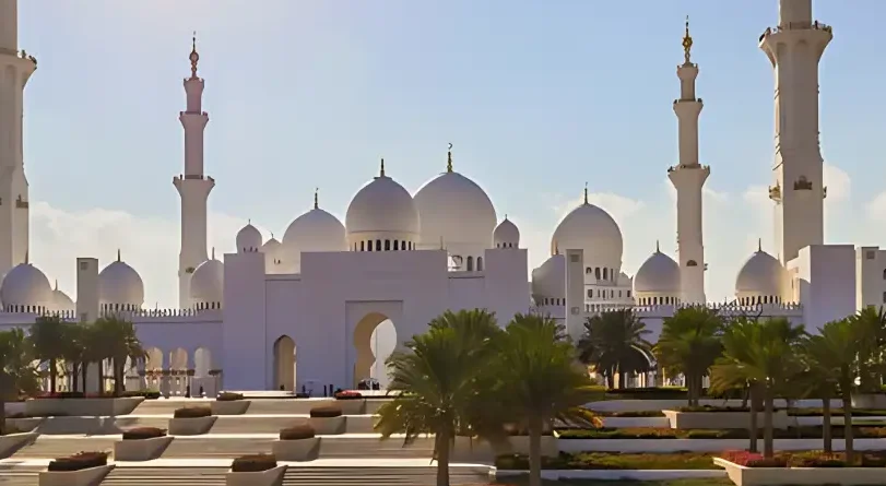 Sheikh Zayed Grand Mosque showcasing white domes and Islamic architecture in Abu Dhabi
